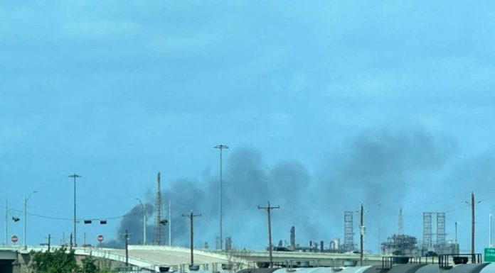 Se incendia planta química cercana a Deer Park, en Texas; graban momento de explosión