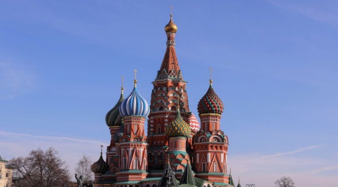EU pide a sus ciudadanos abandonar Rusia ‘inmediatamente’ tras detención de periodista