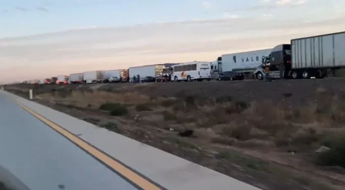 Por volcamiento de tráiler en el km 68 entre Vícam a Guaymas de la Federal México 15, la rúa se mantiene cerrada