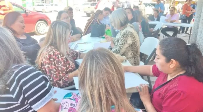 Cajeme: Por toma de escuela, consejo técnico escolar se realiza en la banqueta