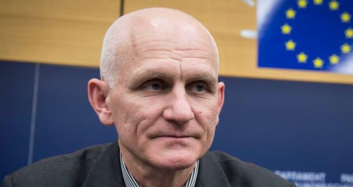 alesbialanskti-5423556e-focus-0-0-1300-866