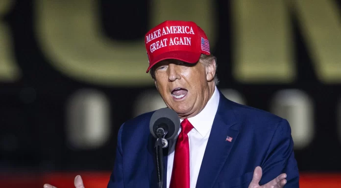 Trump cree que será detenido el martes e invita a protestar