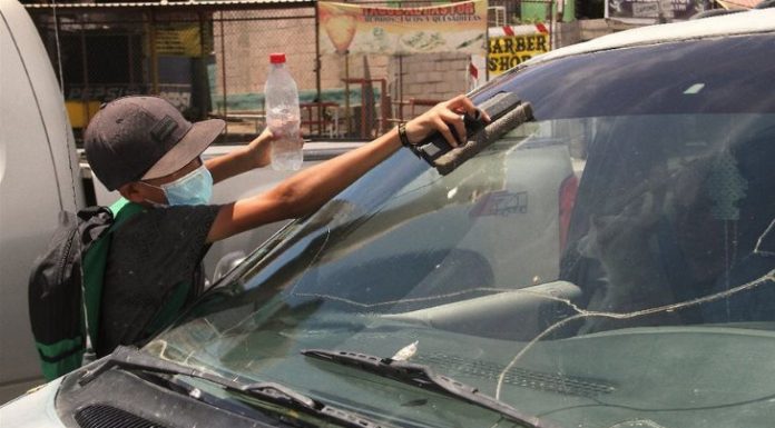 ‘Limpiavidrios’ serán retirados durante Semana Santa; piden denunciarlos