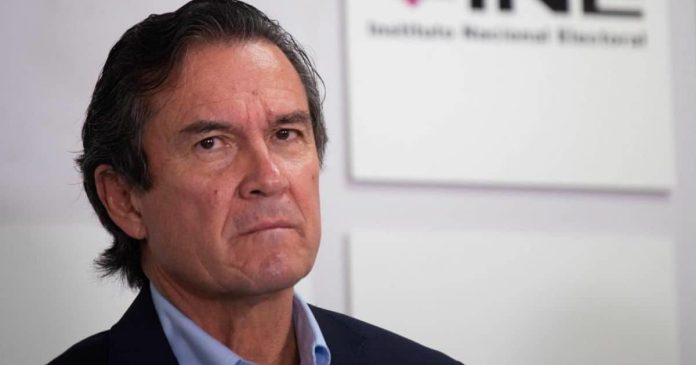 publicacion-del-plan-b-cesan-a-secretario-ejecutivo-del-ine-acf7154e-focus-min0.32-0.06-1300-866