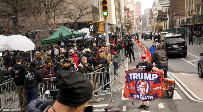 Realizan mitin en apoyo a Trump frente a los juzgados