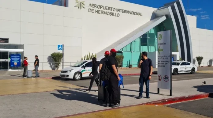 Usuarios de Aeropuerto Ignacio Pesqueira reportan largos tiempos de espera por vuelos desviados de Tijuana a Hermosillo