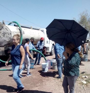 Entrega OOMAPAS de Cajeme agua en panteón del Carmen durante el día de las madres