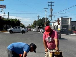 COLOCAN TAPA DE DRENAJE SOBRE CALLE, EN COLONIA CAMPESTRE