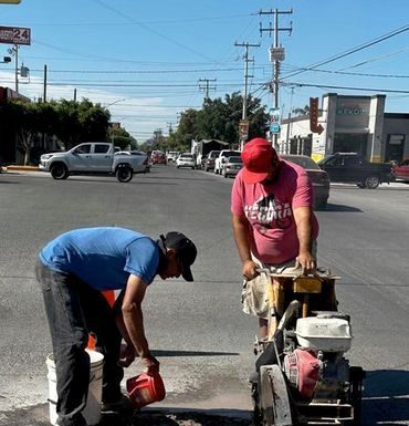COLOCAN TAPA DE DRENAJE SOBRE CALLE, EN COLONIA CAMPESTRE