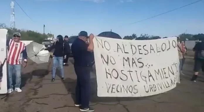 Ciudad Obregón: Bloquean vecinos de Urbi Villa del Real calle 200; exigen solución a problemas de vivienda