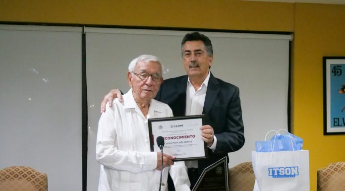 ENTREGA ALCALDE RECONOCIMIENTO «TRAYECTORIA PERIODÍSTICA 2023» A CARLOS MONCADA OCHOA