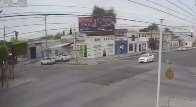 MOMENTO EXACTO DONDE UNA MOTOCICLETA SE IMPACTA CON UN VEHÍCULO EN LA CALLE TABASCO Y GUERRERO