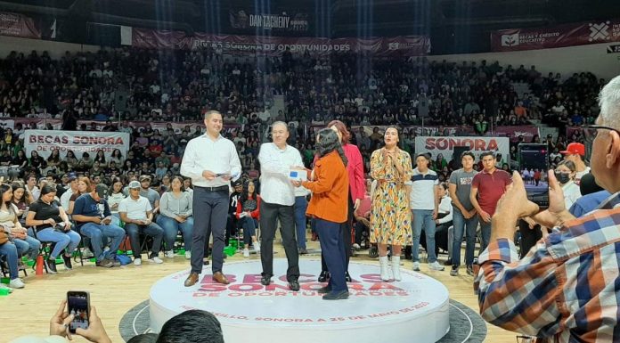 Gobernador Durazo entrega becas ‘Sonora de Oportunidades’