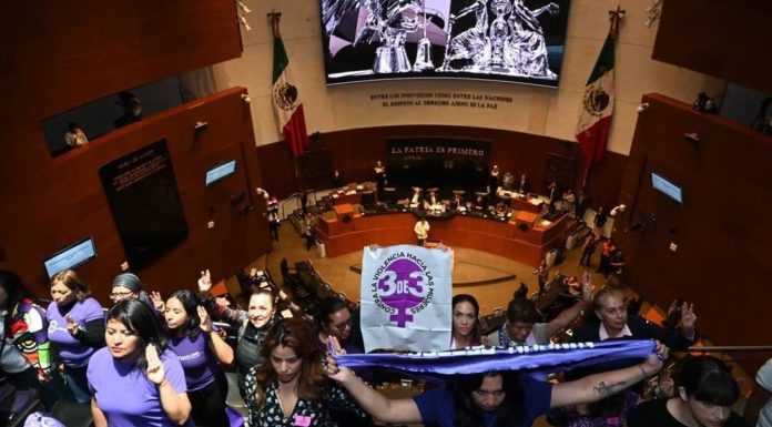 Mujeres dan la espalda a Fernández Noroña en declaratoria de Ley 3 de 3 contra la violencia