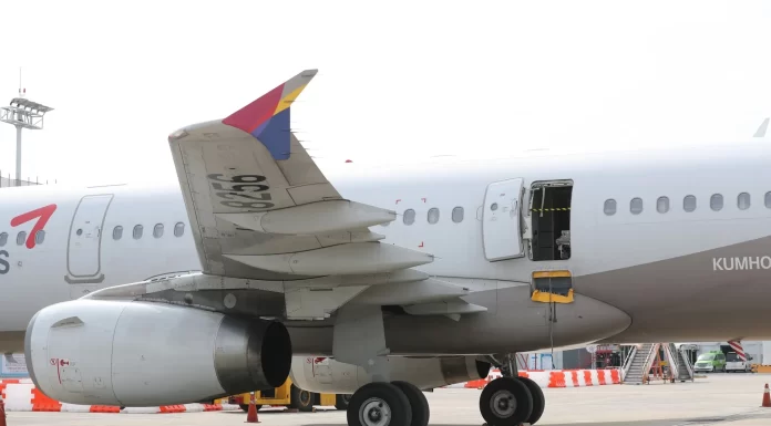 Hombre que abrió salida de emergencia durante vuelo en Corea del Sur dice que quería bajarse rápido