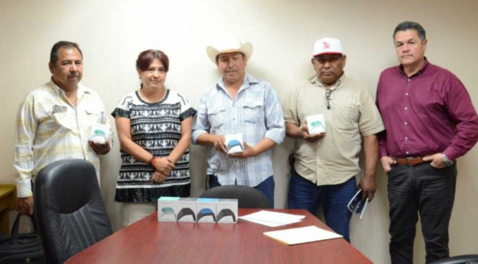 Entregan brazaletes contra tiburones a pescadores de la tribu yaqui