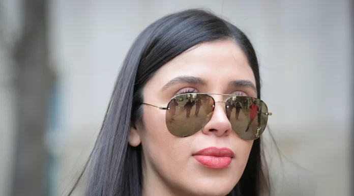 Emma Coronel, esposa de ‘El Chapo’, es trasladada de la cárcel a una ‘casa de transición’ en Los Ángeles, donde le permiten salir a la calle