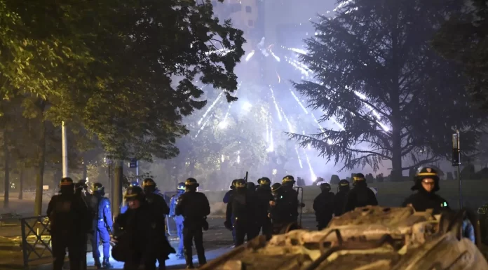 Macron en reunión de crisis tras noche con 875 detenidos tras disturbios en Francia