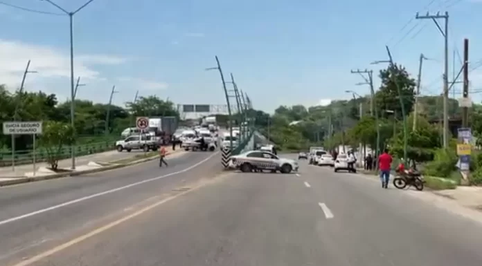 Familiares de trabajadores secuestrados bloquean carretera Chiapa de Corzo-Tuxtla, Chiapas