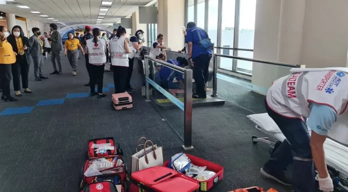 Mujer pierde parte de la pierna tras atorarse en banda mecánica de aeropuerto de Bangkok