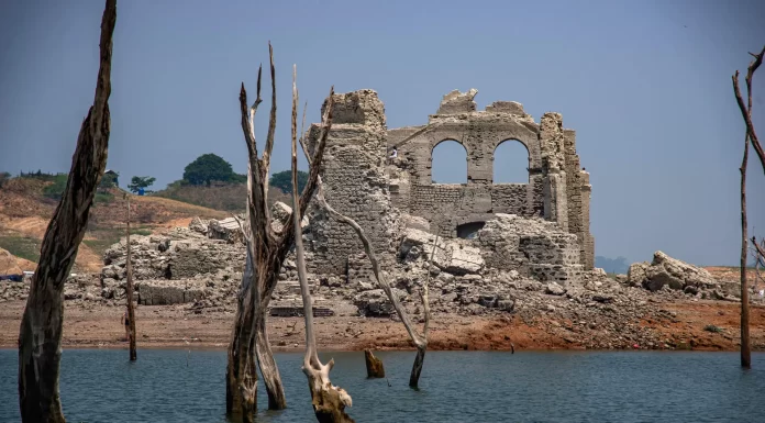 Sequía y ola de calor dejan al descubierto un templo sumergido en Chiapas