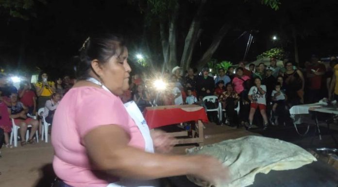 Realizan concurso de la tortilla de harina más grande en las Fiestas de San Juan en Cócorit, Sonora