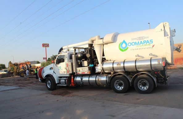 TRABAJA A MARCHAS FORZADAS EN COLECTOR SANITARIO DE BLVD. LAS TORRES EL OOMAPAS DE CAJEME.