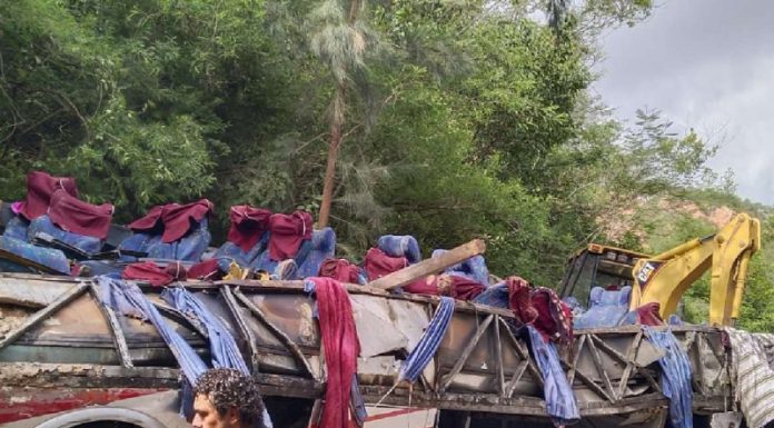 Autobús de pasajeros vuelca y cae a barranco en Oaxaca; reportan 26 muertos