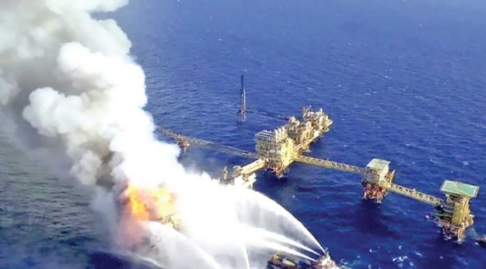 Incendio en Pemex afecta producción; hay dos muertos y un desaparecido