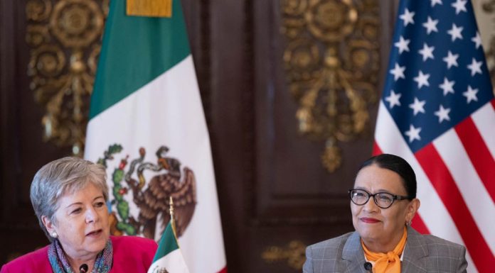 México pacta con EU detección electrónica de armas; proponen revocar licencia por venta a cárteles