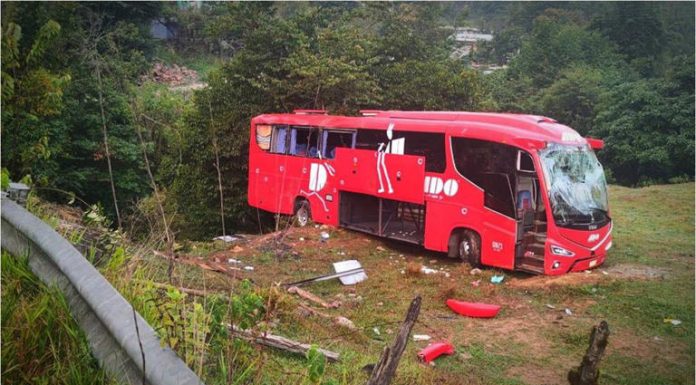 Chofer se da a la fuga tras volcar camión de pasajeros en barranco de Hidalgo; hay 19 heridos, 2 graves