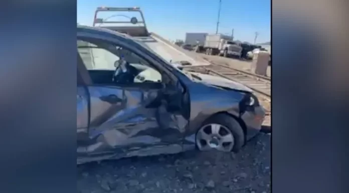 Tren arrolla a vehículo en Caborca; la conductora resultó lesionada