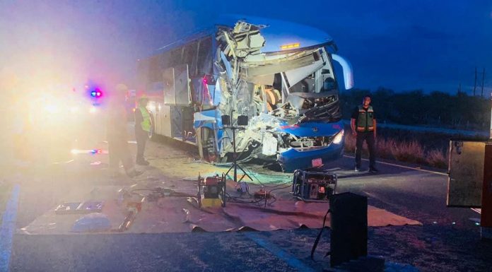 Autobús de pasajeros se impacta contra tractocamión en Altar-Santa Ana