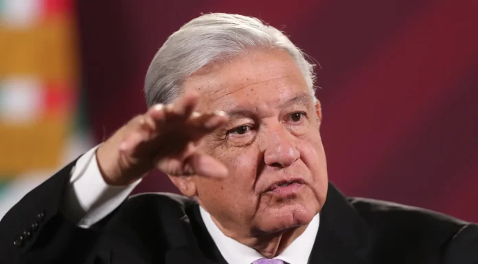 AMLO pide a cantantes y compositores que den permiso para que canciones se presenten en la ‘mañanera’