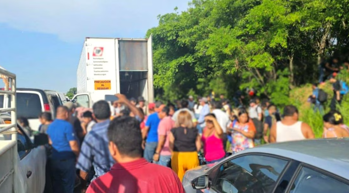 Rescatan a 172 migrantes abandonados dentro de un camión en Veracruz; 27 menores viajaban solos