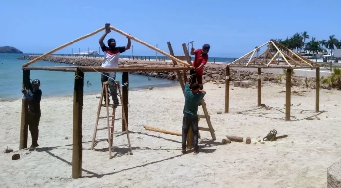 Reconstruyen palapas de playa Miramar en Guaymas con una inversión de 20 mil pesos