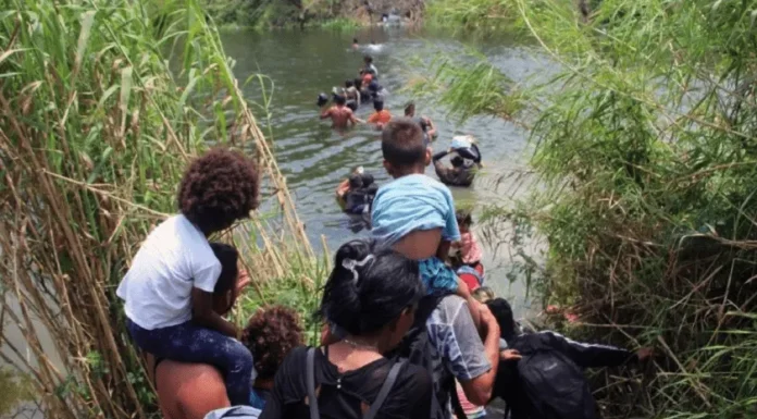 Juez bloquea controvertida política de asilo migratorio de Joe Biden