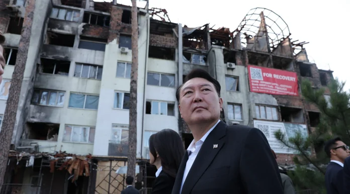 Presidente de Corea del Sur visita por sorpresa Ucrania y se reúne con Zelenski
