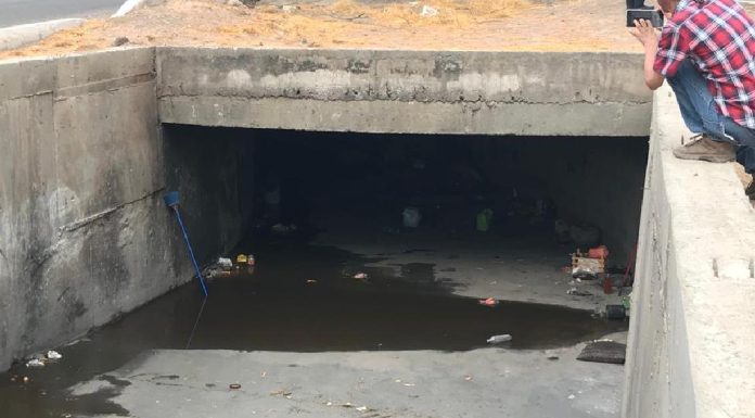 Localizan cuerpo sin vida de hombre en canal; se presume golpe de calor