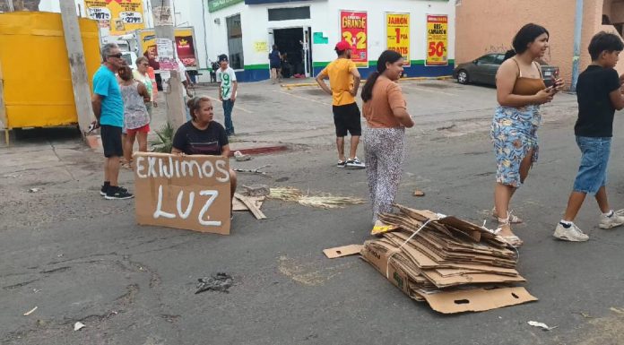 Vecinos bloquean Calzada tras 4 días sin energía eléctrica en Guaymas