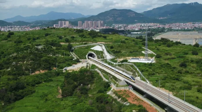 China Railway completa pruebas del tren bala más rápido del planeta: va a 453 km por hora