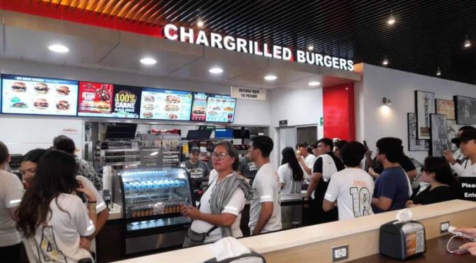 Carl’s Jr. regala 100 hamburguesas durante su apertura en Navojoa