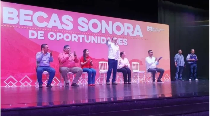 Entrega Gobernador de Sonora becas a estudiantes de Guaymas y Empalme