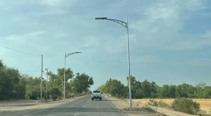 Iluminan vía alterna en Bácum para brindar seguridad