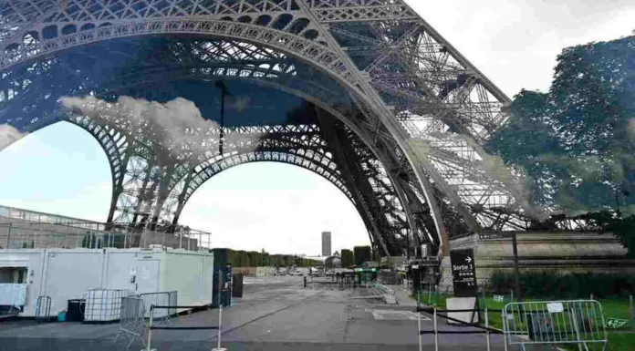 En París, desalojan la Torre Eiffel por amenaza de bomba; alerta era falsa
