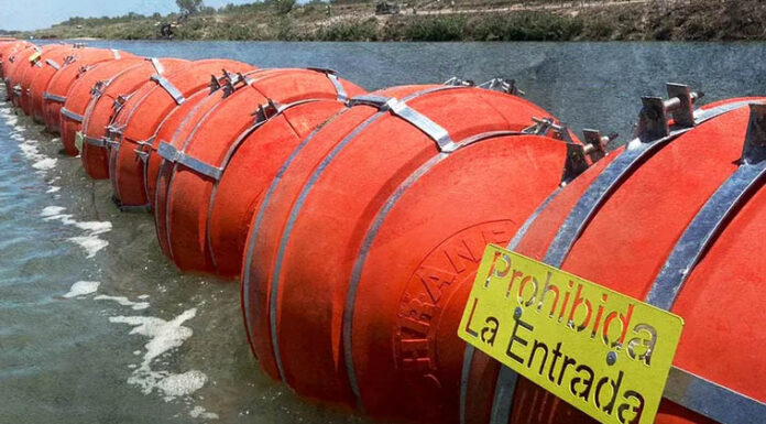 Texas reacomoda con concreto las boyas para frenar a los migrantes