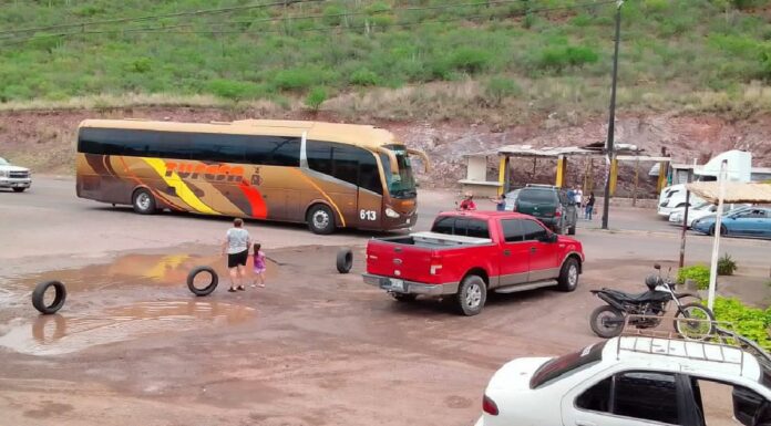 Bloquean carretera Internacional por ausencia de agua y luz en Guaymas