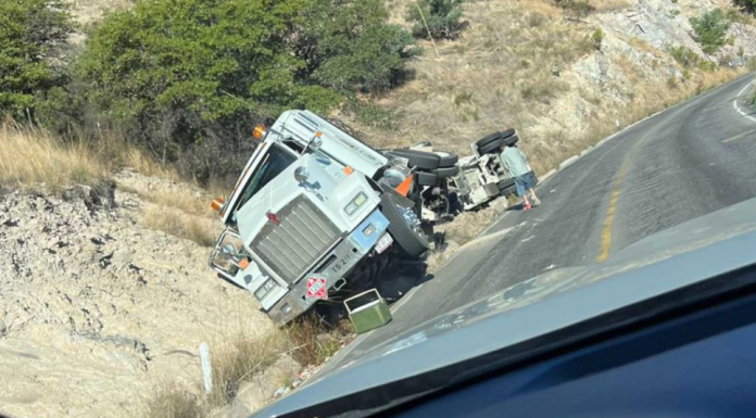 Se registra accidente de tráiler que transportaba combustible en carretera Ímuris-Cananea