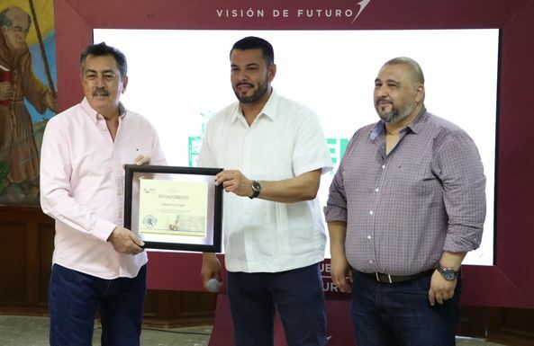 RECIBE ALCALDE RECONOCIMIENTO AL OOMAPASC COMO EL MÁS TRANSPARENTE A NIVEL NACIONAL