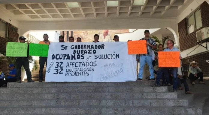 Se manifiestan ex trabajadores de confianza de la empresa Transportes Integrados de Navojoa